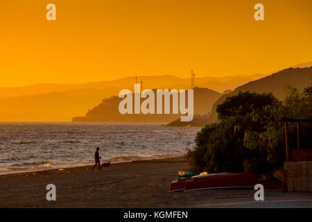 Sonnenuntergangslandschaft. Strand El Cenicero, El Morche, Küste Torrox. La Axarquia, Provinz Malaga. Costa del Sol, Andalusien. Südspanien, Europa Stockfoto