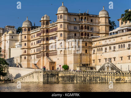 City Palace vom See Pichola, Udaipur, Rajasthan, Indien Stockfoto