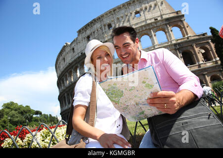 Touristen lesen Karte vor dem Kolosseum, Rom Stockfoto