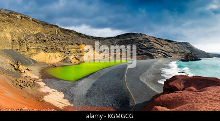 Grüne Lagune, Lago de los Clicos. Strand, El Golfo. Lanzarote Island. Kanarische Inseln Spanien. Europa Stockfoto