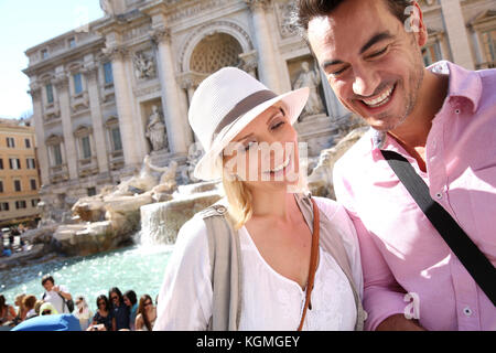 Touristen in Rom neben dem Trevi Brunnen Stockfoto