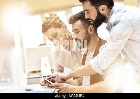 Trendy Business Team Meeting vor Desktop Stockfoto