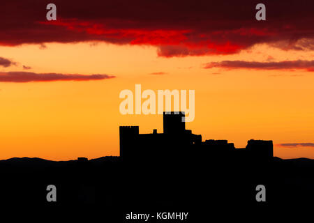 Silhouette einer erstaunlichen Schloss über einen roten Himmel Stockfoto