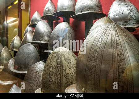 Historische Helme in der Waffenkammer Palast Waffenschmiede, Großmeisterpalast, Valletta, Malta, Palastgerüst, Großmeisterpalast, V. Stockfoto