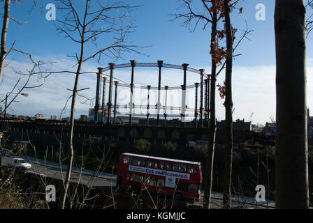 2007 - Victorian Gasholder in seiner ursprünglichen Position an der Ecke von Goods Way und Pancras Road in Kings Cross, jetzt die Gasholders Wohnungen in der Nähe Stockfoto