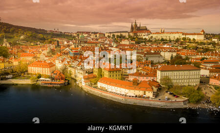Luftbild von der Brücke Turm auf der Karlsbrücke und der Prager Burg, in der Tschechischen Republik Stockfoto