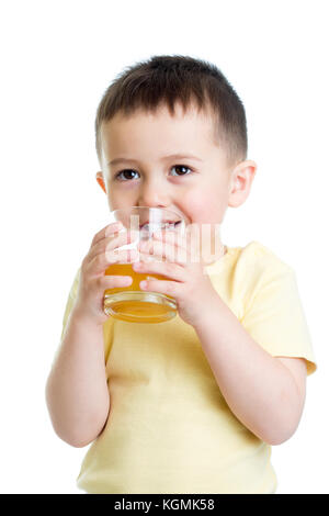 Happy little boy Trinken frischen Saft, auf weißem Hintergrund Stockfoto