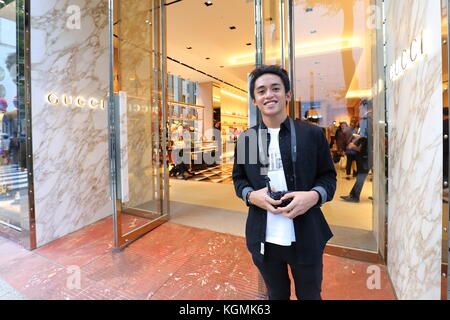 Ausländer vor dem Gucci Shop im Ginza Tokyo Japan. Die Modellfreigabe für die Hauptperson ist in Ordnung Stockfoto