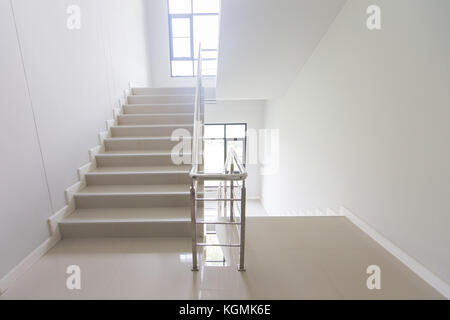 Treppe - Notausstieg im Hotel, close-up Treppe, Innentreppen, Innentreppen Hotel, Treppe in einem modernen Haus, Treppe in Moder Stockfoto