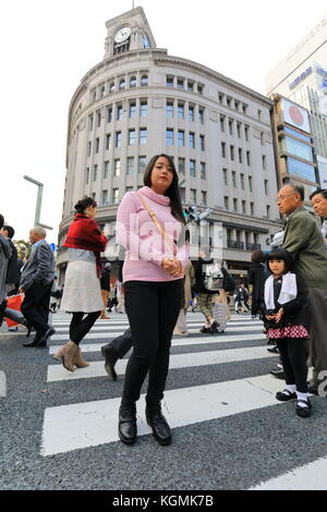 Ausländer vor der Seko-Uhr im Ginza Tokyo Japan. Model Release for the Main zwei Personen (Frau und Kind) sind in Ordnung Stockfoto