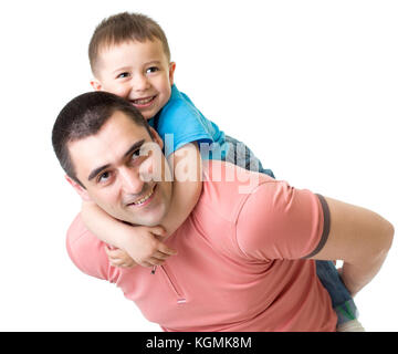 Gerne Vater holding Kind Sohn auf seinem Rücken isoliert auf weißem Stockfoto