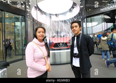 Ausländer bei Nissan Ginza Tokyo Japan. Model Release für den Main zwei Personen sind OK Stockfoto