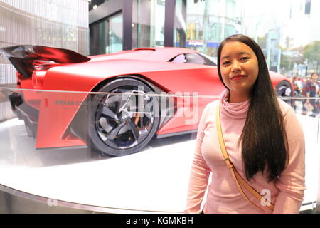 Ausländer bei Nissan Ginza Tokyo Japan. Die Modellfreigabe für die Hauptperson ist in Ordnung Stockfoto