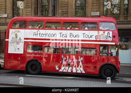 Rote Doppeldecker London Bus bietet einen Tee am Nachmittag Stadtrundfahrt, Besichtigungen, London, England, Vereinigtes Königreich Stockfoto
