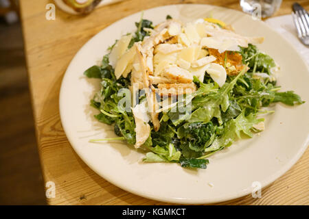 Teller von Ceasar Salat auf Restaurant Tabelle Stockfoto