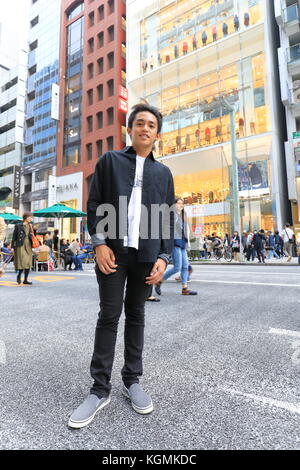 Ausländer vor Uniqlo Ginza Tokyo, Japan. Model Release für die Hauptperson (Teenager) ist OK Stockfoto