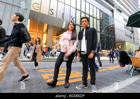 Ausländer bei Ginza Six. Model Release für den Hauptteil zwei Personen (Frau und Teenager) sind in Ordnung Stockfoto