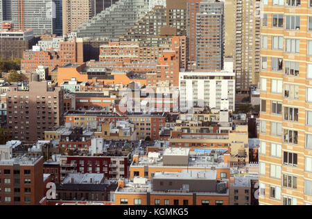 Stadtbild von Wohnung und Büro Gebäude in der Hölle Küche, New York City. verschiedene architektonische Stile unter hohen Wolkenkratzer. Stockfoto