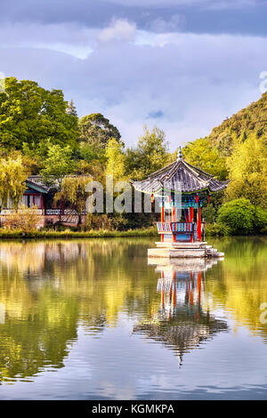 Oriental Pavilion in Wasser bei Sonnenuntergang, Lijiang, Yunnan, China. Stockfoto