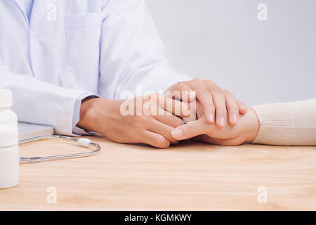 Hand der Arzt beruhigen Patientin Stockfoto