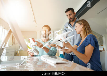 Start Menschen im Büro arbeiten an drone Technologie Stockfoto