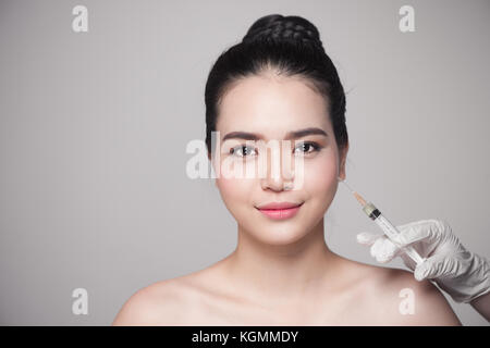 Schöne asiatische Frau erhält Schönheit Gesichtseinspritzungen. Gesicht altern Injektion. Stockfoto