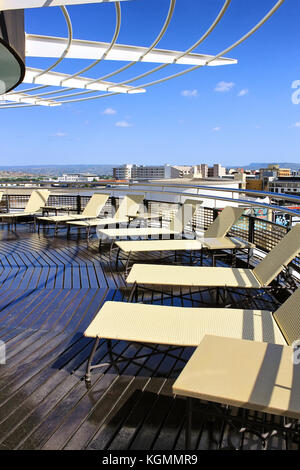 Auf dem Dach eines Hotels in Durban, Sonnenliegen am Pool, Blick auf die Stadt Stockfoto