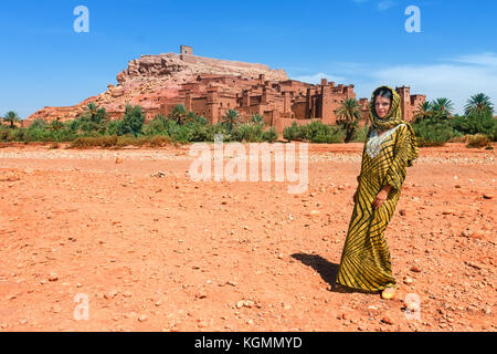 Europäische Touristen in malerischen Bergdorf Kasbah Ait Ben Haddou nicht weit von Ouarzazate in Marokko, Afrika Stockfoto