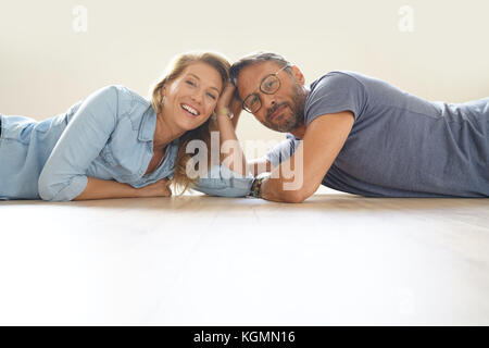 Reifes Paar verlegen auf den Boden und Suchen an Kamera Stockfoto