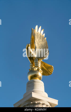 Goldener Adler mit dem Malta Memorial, Floriana, Valletta, Malta | Golden Eagle Der malta Memorial, Floriana, Valletta, Malta Stockfoto