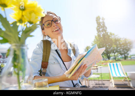 Globetrotter lesen Stadtplan im Coffee shop Tabelle Stockfoto