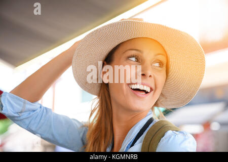 Porträt der schönen Frau, die versucht, Sommer Hut auf Stockfoto