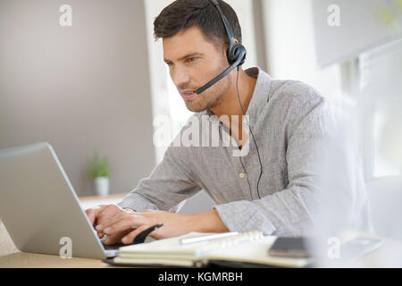 Ansprechpartner im Vertrieb arbeiten von zu Hause aus auf Laptop Stockfoto