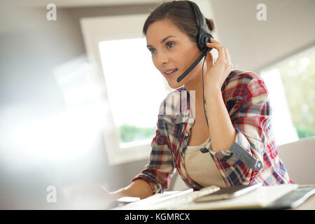 Kundendienstmitarbeiter, die von zu Hause aus arbeiten am Laptop Stockfoto