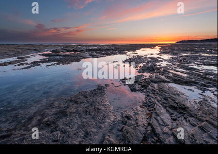 Sonnenuntergang am Strand in Barneville-carteret, Normandie, Frankreich im Sommer Stockfoto