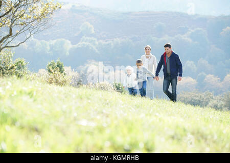 Glückliche Familie zu Fuß auf dem Land auf herbstliche Woche-end Stockfoto