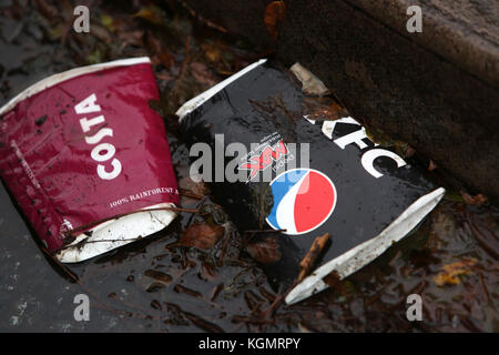 Leere Kaffeetassen abgebildet Littering in den Straßen und am Straßenrand in Großbritannien. Stockfoto