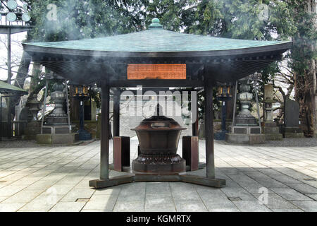 Brenner stand in Naritasan Tempel in Tokio, Japan, 16. April 2012 Stockfoto