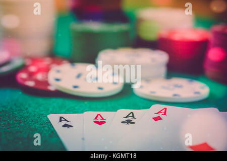 Nahaufnahme Blick auf Poker Tisch mit vier Asse Stockfoto