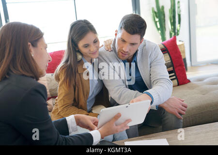 Immobilienmakler, Haus Projekt auf Tablet für Kunden Stockfoto