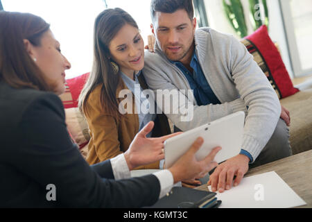 Immobilienmakler, Haus Projekt auf Tablet für Kunden Stockfoto