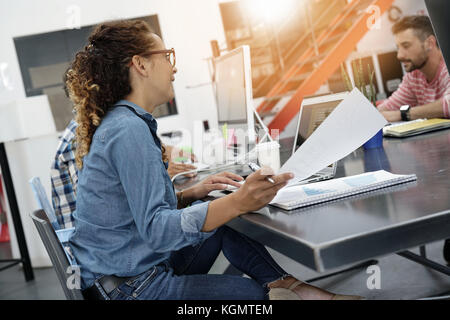 Trendige junge Leute, die in co-working Office Stockfoto