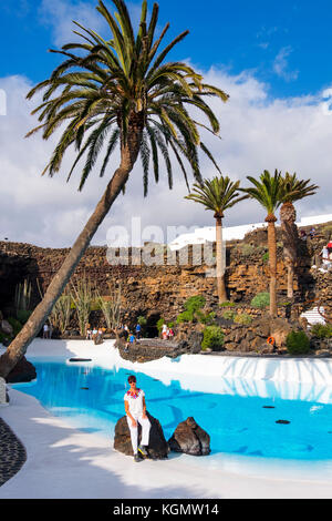 Garten und Pool. Jameos del Agua. Kunst, Kultur und Tourismus Zentrum von César Manrique. Haria. Lanzarote Island. Kanarische Inseln Spanien. Europa Stockfoto