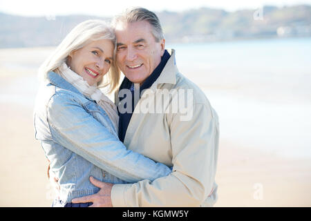 Portrait von Senior paar Spaß am Strand, Winter Stockfoto