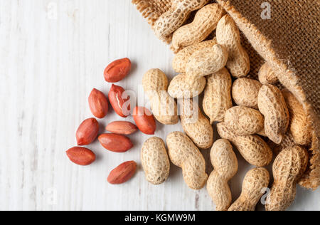 Erdnüsse in Muscheln auf Holz Hintergrund Nahaufnahme Stockfoto