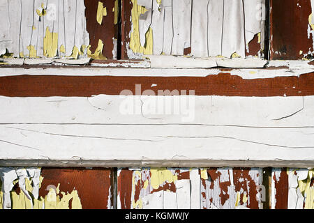 Hintergrund der Weißen, abblätternde Farbe auf einer alten Mauer Stockfoto