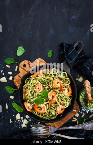 Spaghetti mit Garnelen und hausgemachtem Pesto, Ansicht von oben Stockfoto