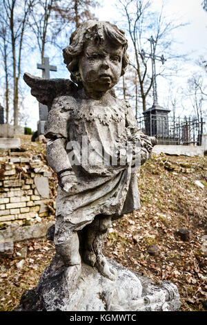 Statue des kleinen Jungen Engel an rasu Friedhof in Vilnius, Litauen Stockfoto