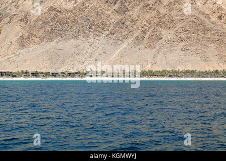 Holiday Resort an der Basis der musandam Gebirge, Sultanat Oman eingebettet Stockfoto