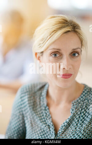 Porträt der 40-Jährige blonde Frau mit blauen Augen Stockfoto